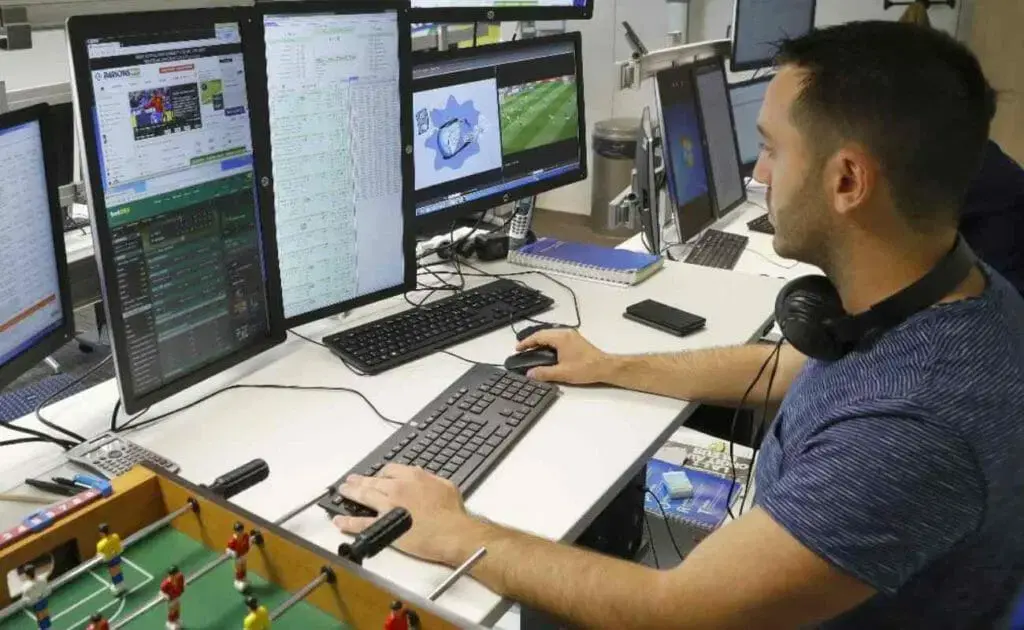 Cách Chơi Cá Cược Bóng Đá Online Nhận Thưởng Nhiều Nhất 2025 7 Đặt cược bóng đá online chuyên nghiệp với nhiều màn hình để theo dõi